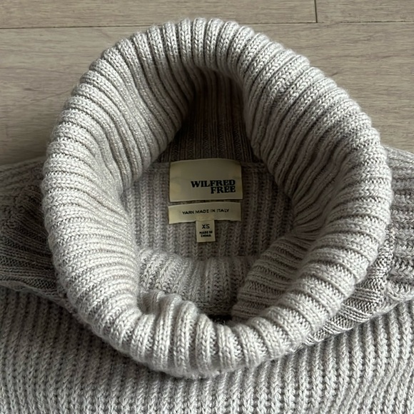 Aritzia Wilfred Free Turtleneck - Picture 4 of 7